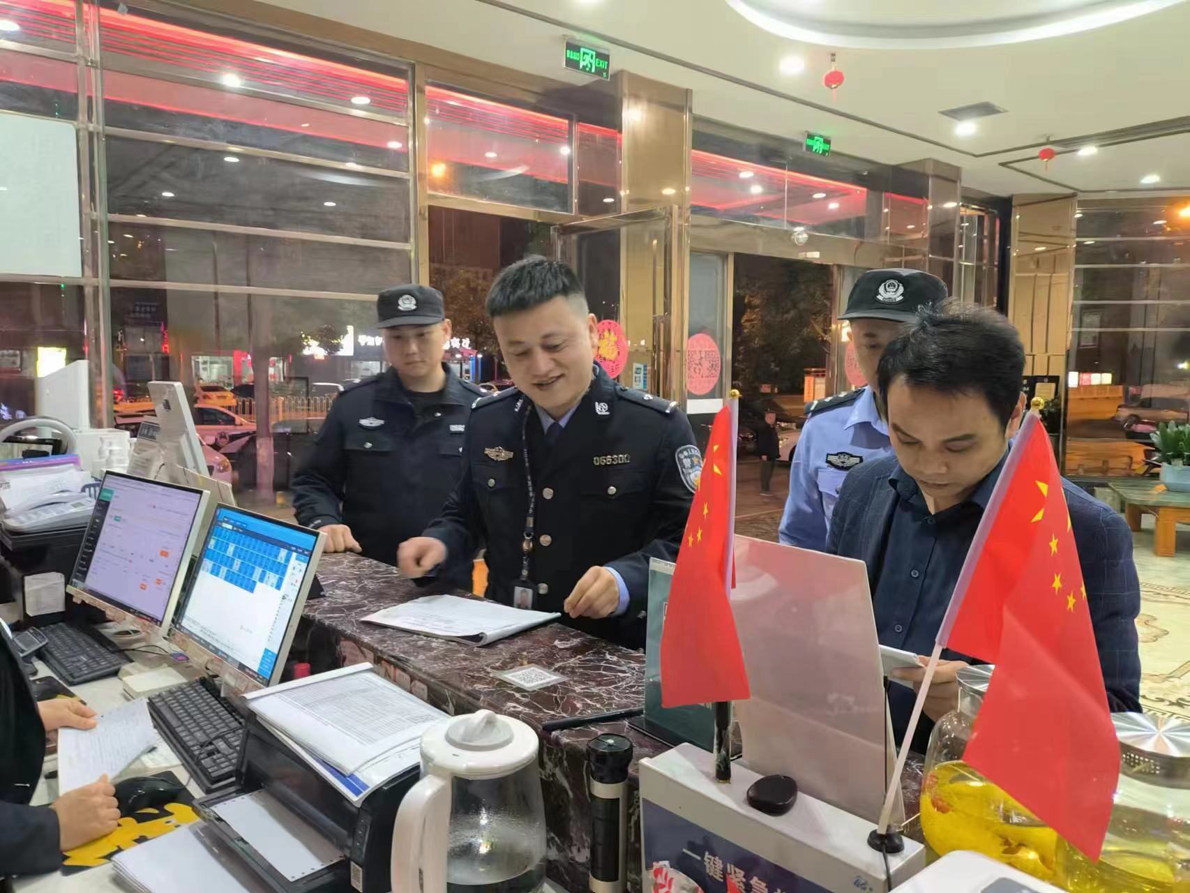 百春园街道开展夜间“巡逻+巡查”行动，确保辖区综合治理安全稳定(图1)