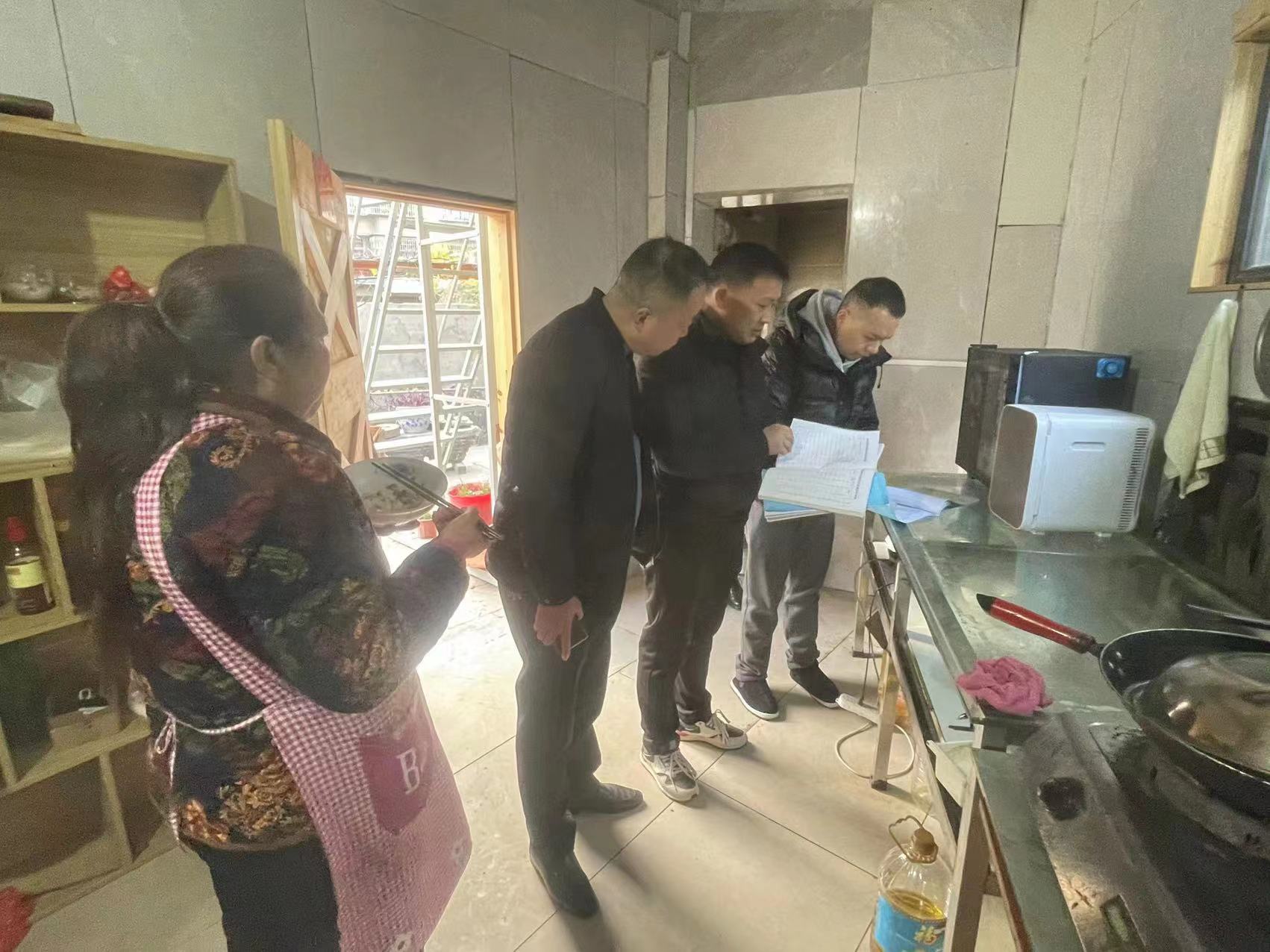 百春园街道开展“元旦”节前安全生产检查(图1)