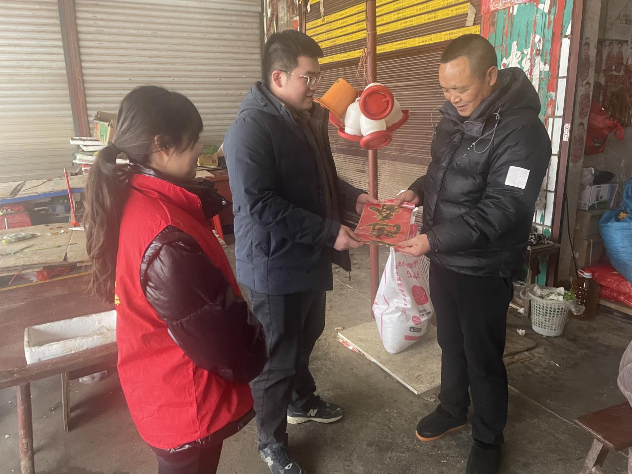送福到家迎新春 大祥区蔡锷乡开展迎新春送春联活动(图2)